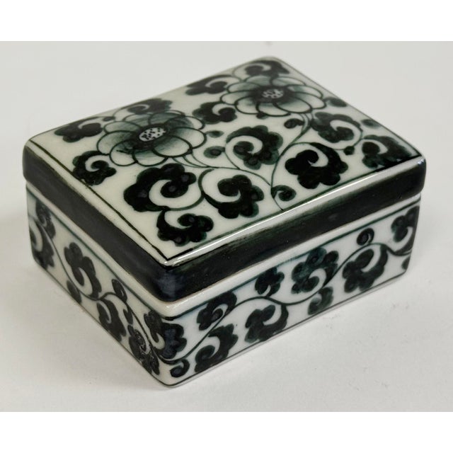 Lovely vintage black and white floral pattern to this petite porcelain lidded box. Marked hand made in Thailand for...