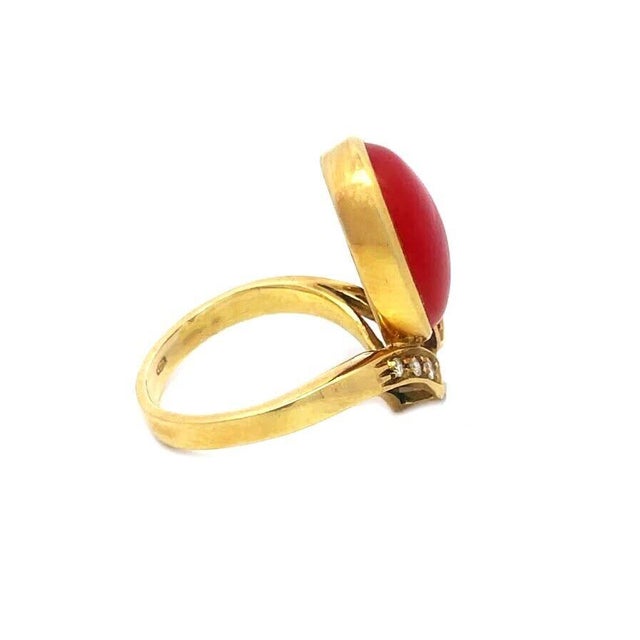 Late 20th Century Coral Diamond Oval Ring 18k Yellow Gold Retro Leaf Design For Sale - Image 5 of 6