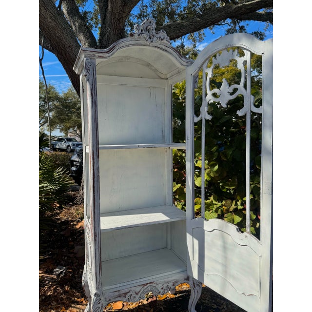 1970s French Louis XV Style Distressed White Vitrine Display Cabinet For Sale In Tampa - Image 6 of 9