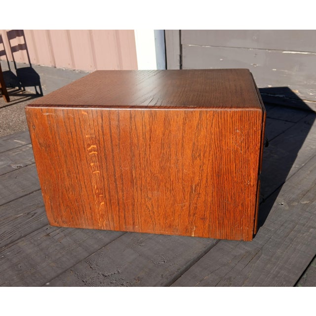 Antique 1920s Quarter Sawn Oak 4-Drawer Desktop File Cabinet For Sale - Image 11 of 17