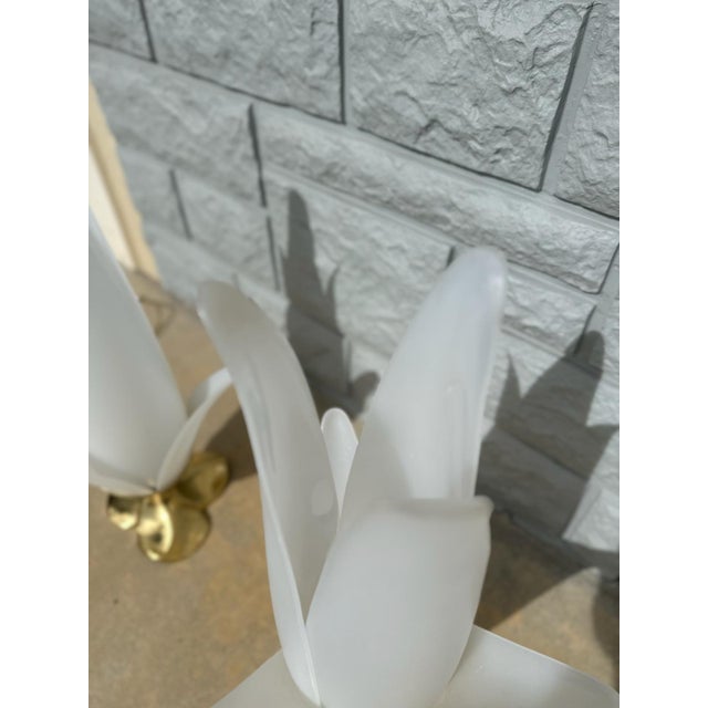 1970s Pair of Sculptural Mid-Century Table Lamps With Lucite-Style Shades & Brass Bases For Sale In Miami - Image 6 of 18