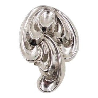 Vintage Late 1940s Signed Monet Modernist Rhodium Plated Fur Clip For Sale