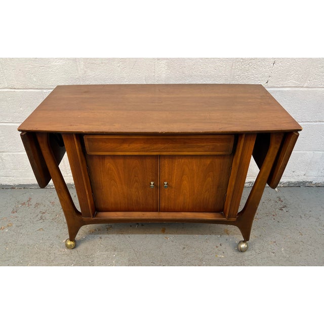 Mid-Century Modern Sculpted Mid-Century Rolling Drop-Leaf Walnut Bar Cart For Sale - Image 3 of 17