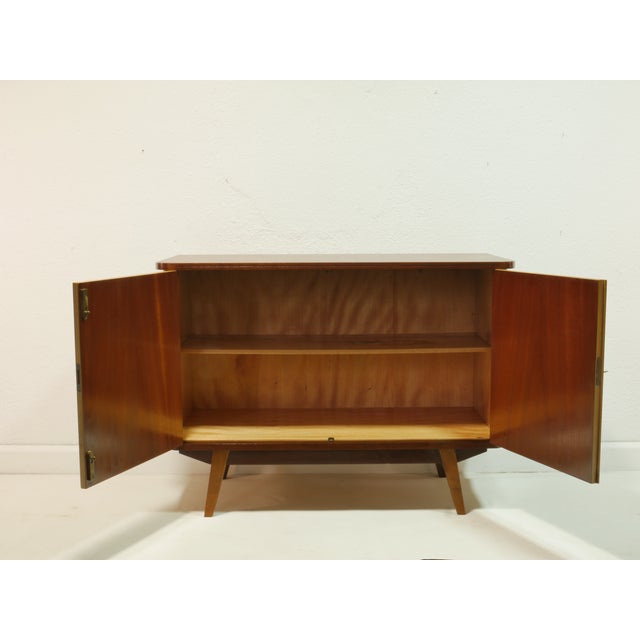 This original 1960s sideboard impresses with its striking light-dark contrast of birch and mahogany veneer. The clean...