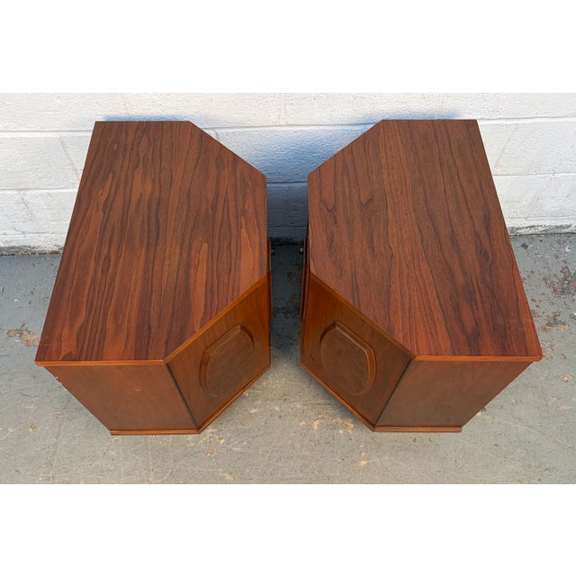 Young Manufacturing Mid 20th Century Modern Pair of Walnut and Burl Nightstands by Young Manufacturing, Attributed For Sale - Image 4 of 13