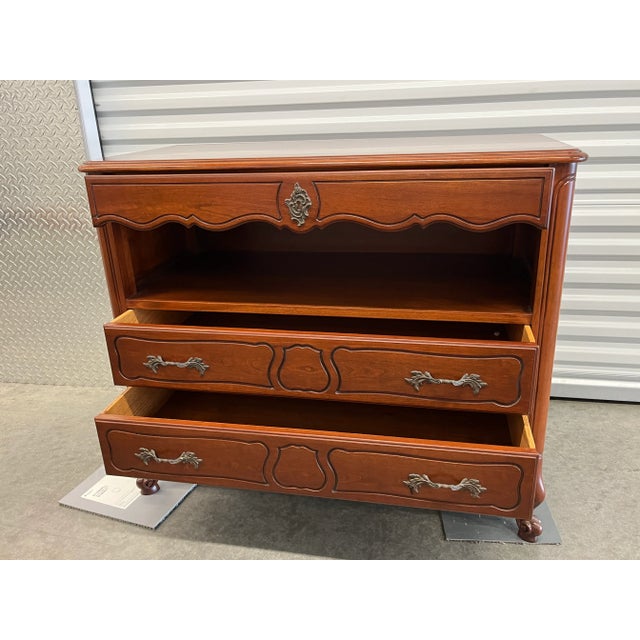 1950s Drexel Queen Anne French Provincial Dining Room Server With Mirror in Cherry - Set of 2 For Sale In Los Angeles - Image 6 of 13