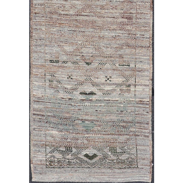 Modern Hand-Knotted Runner in Wool With Diamond Design in Neutral Tones 3'0 X 11'4 For Sale In Atlanta - Image 6 of 11