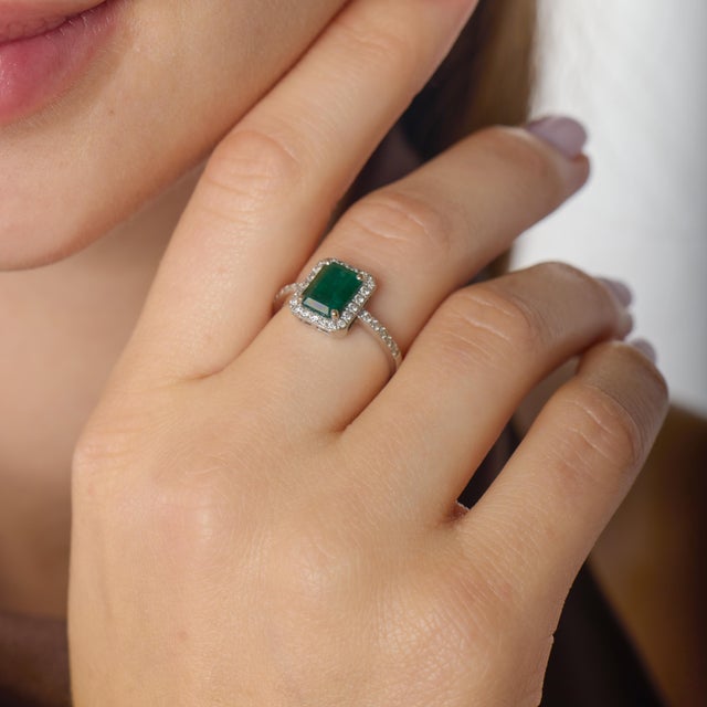 1990s Effy 1.30 Carat Emerald Diamond 14k White Gold Ring, Size 7 For Sale - Image 5 of 6