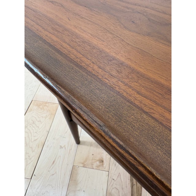 1960s Mid-Century Modern Surfboard Side Table by Bassett – Walnut With Magazine Shelf For Sale In Los Angeles - Image 6 of 11