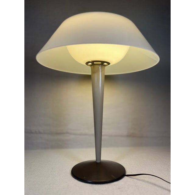 Mid-Century Modern table lamp designed by Gerald Thurston for Lightolier. This is a classic "flying saucer" or mushroom-...