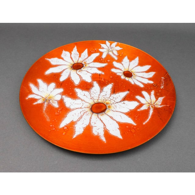 Sasha Brastoff California Mid-Century Modern Floral Daisies Enamel on Copper Hanging Plate For Sale - Image 4 of 7