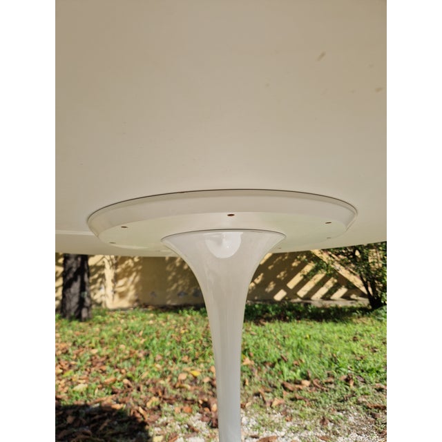 White Round Tulip Table by Eero Saarinen for Knoll Inc. / Knoll International, 1970s For Sale - Image 8 of 14