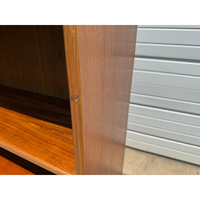 Wood Mid-Century Modern Danish Modern Poul Hundevad Style Teak 4 Shelf Bookcase For Sale - Image 7 of 11
