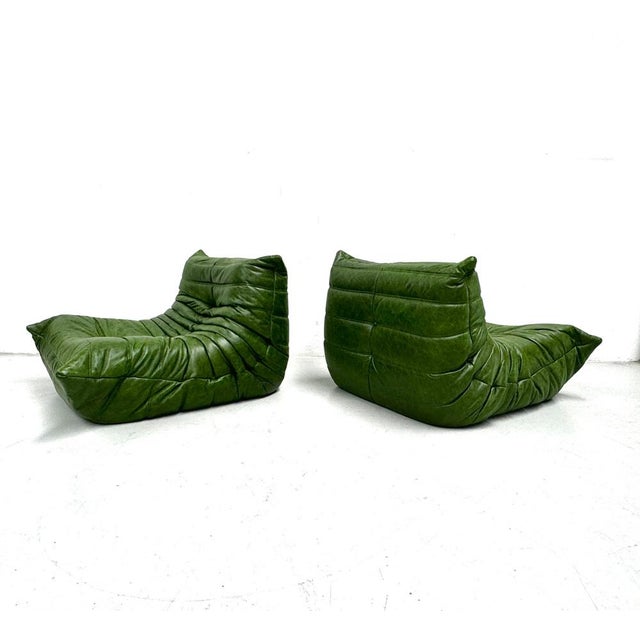 Mid-Century Modern Togo Lounge Chairs in Forest Green Leather by Michel Ducaroy for Ligne Roset, Set of 2 For Sale - Image 3 of 12