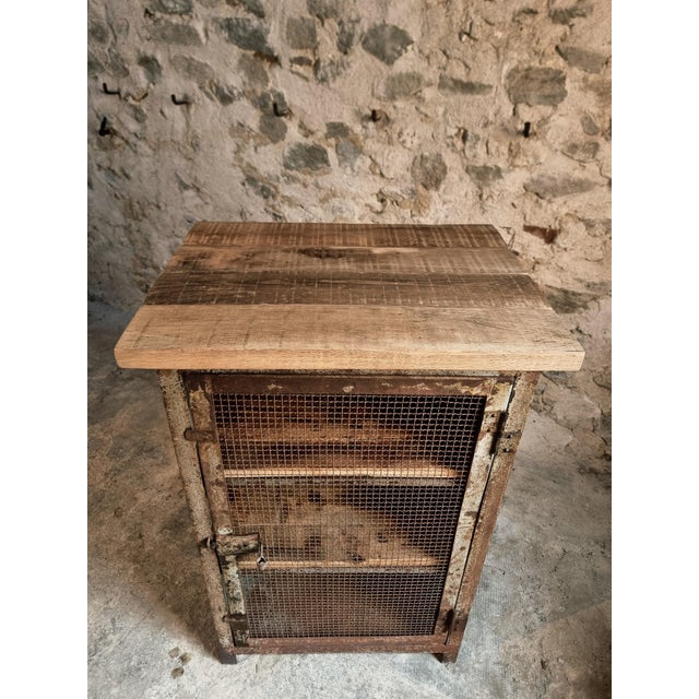 Industrial French Military Metal Storage Cabinet with Oak Top & Wooden Shelves for Ministère De Lair, 1956 For Sale - Image 4 of 18