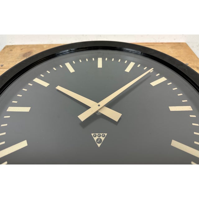 Industrial Bakelite Factory Wall Clock from Pragotron, 1970s For Sale - Image 10 of 18