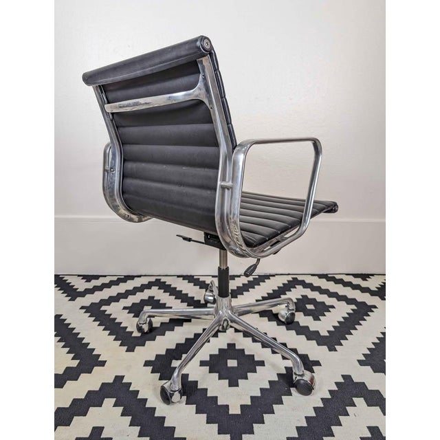 1960s MCM Charles Eames Aluminum Group Ea117 Black Leather Desk Chair by ICF For Sale In Seattle - Image 6 of 10