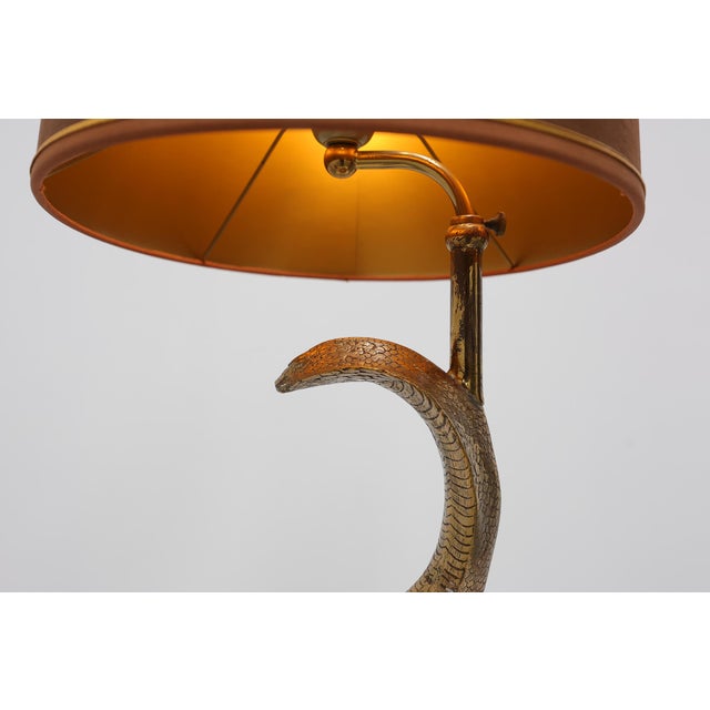 Hollywood Regency Brass Cobra Table Lamp with Brown Shade, France, 1970s For Sale - Image 4 of 14