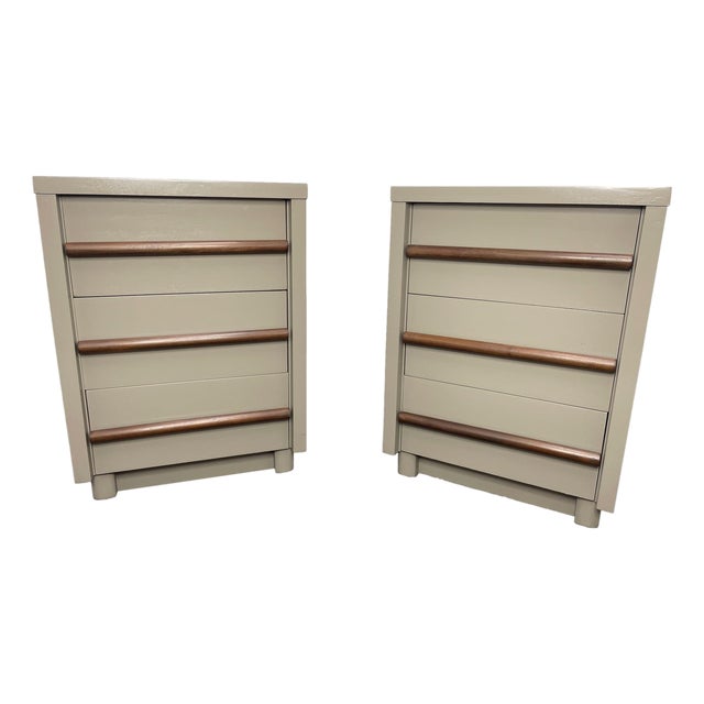 Pair of Restored American of Martinsville Chestnut Gray Lacquer Nightstands With Walnut Pulls, 1970s For Sale