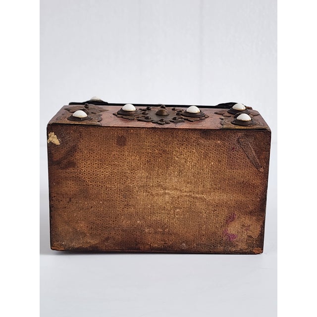 Antique English 19th Century Keepsake Dome Wood Box For Sale In New York - Image 6 of 11