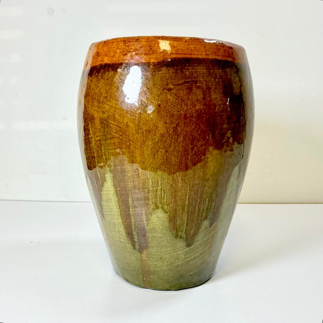 Chestnut 1980s Vintage Boho Chic Americana Arts & Crafts Pottery Studio Drip Glazed Tall Planter. For Sale - Image 8 of 12