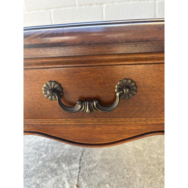 Vintage Ethan Allen French Provincial Lamp Table / Nightstand / Side Table For Sale In Los Angeles - Image 6 of 9