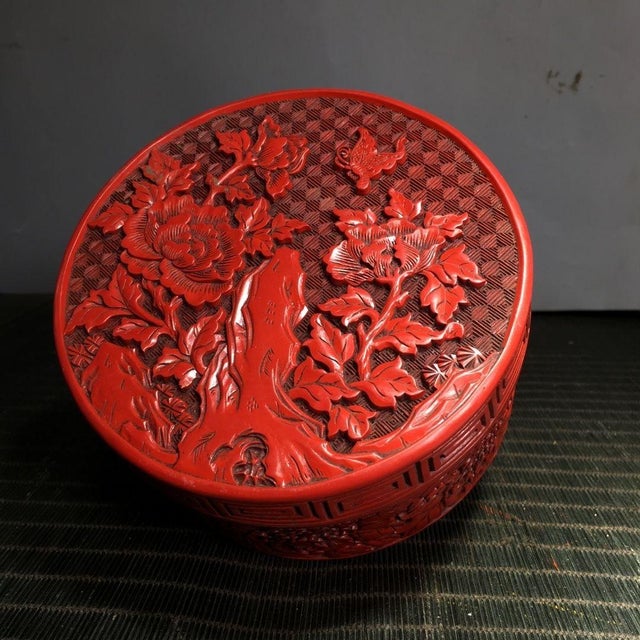 Late 20th Century Cinnabar Carved Lacquer Round Box With Peony & Butterfly For Sale - Image 5 of 6