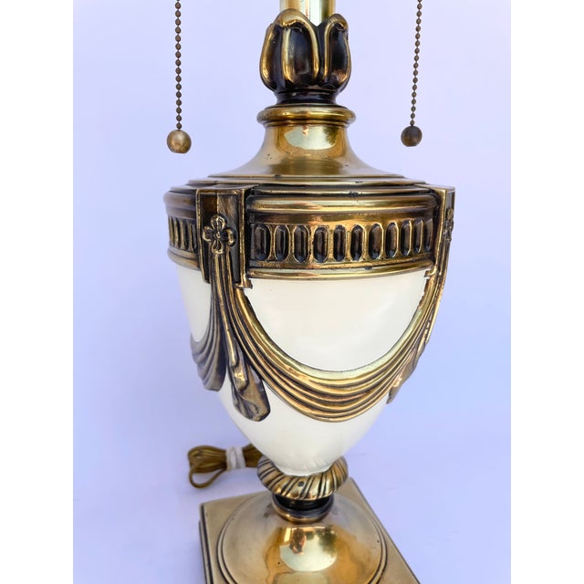 Vintage Hollywood Regency, Empire, Neoclassical Cream Enamel & Brass Urn Table Lamp For Sale In Sacramento - Image 6 of 10