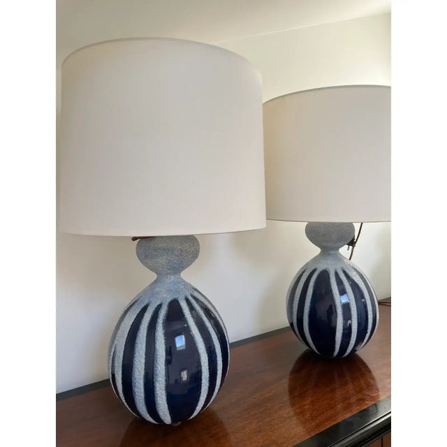 Contemporary Pair of Contemporary Aerin Gannet Table Lamps in Drizzled Cobalt For Sale - Image 3 of 4