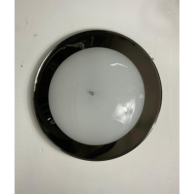 Ceiling lamp of the 70s of the 900 in metal and glass attributable to Stilnovo. Circular in shape with rear electrical...