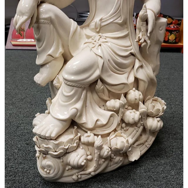 Chinese Late 19th Century Chinese After He Chaozong Dehua Porcelain Guanyin on Lotus Throne Sculpture For Sale - Image 3 of 10