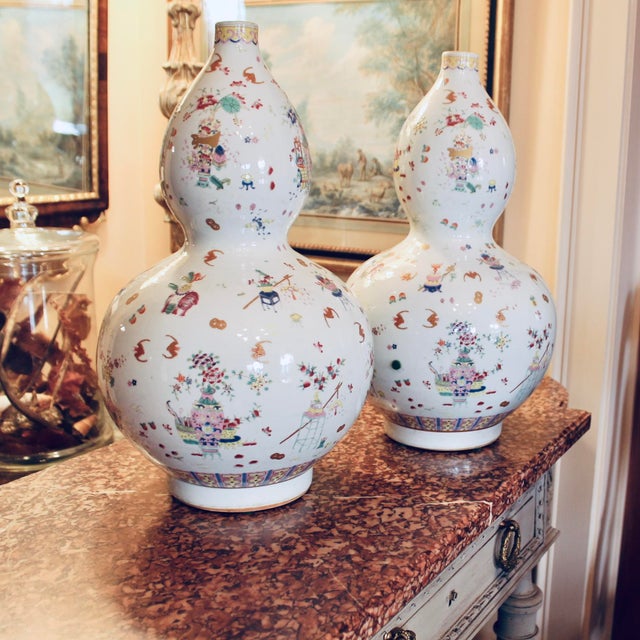 Pair of Chinese Export Double Gourd Porcelain Vases in the Hundred Antiques Pattern For Sale - Image 12 of 12