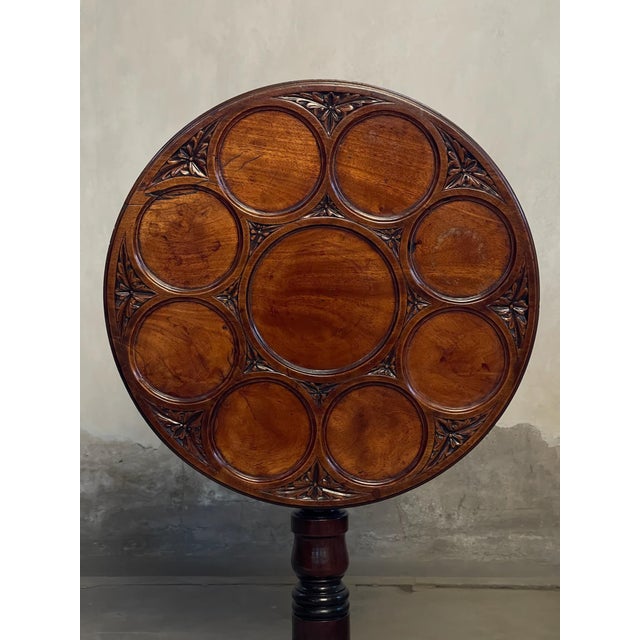 A beautiful hand carved 18th century Georgian tilt-top Irish supper table in mahogany with brass latch.