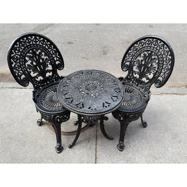 Early 20th Century 1900s Antique Victorian Cast Iron Bistro Bistro Set – Round Garden Table With Two Matching Chairs For Sale - Image 5 of 8