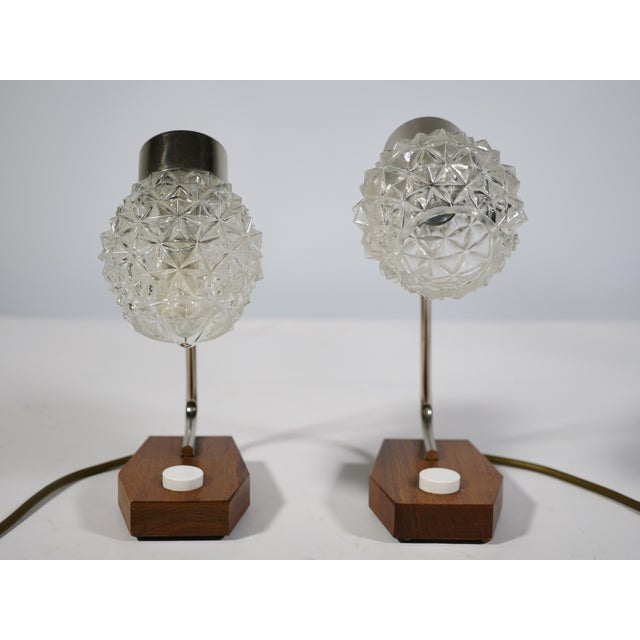 Mid-century table lamp set in crystal glass and teak, 1960s. Table lamp set in crystal glass and teak, 1960s. Faceted,...