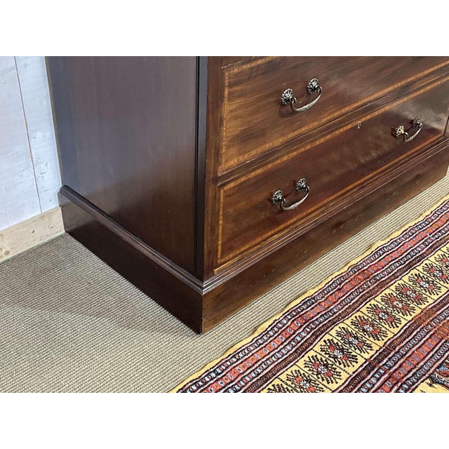 Early 20th Century English Mahogany Chest of Drawers For Sale - Image 4 of 17