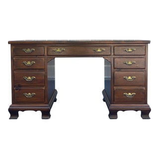 Vintage Ethan Allen Old Tavern Antiqued Pine Chippendale Double Pedestal Writing Desk (12-9509) For Sale