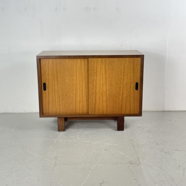 Nice compact small teak Midcentury sideboard. Approximate dimensions: Height: 70.5cm Width: 91.5cm Depth: 38cm shelf...