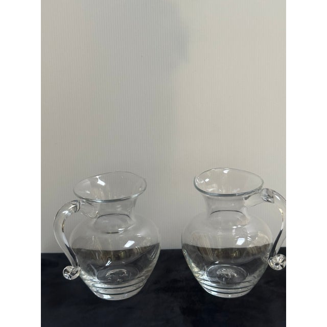 1980s Signed Simon Pierce Shelburne Clear Hand-Blown Glass Pitcher With Handle and Pour Spout 6.6" Tall Set of Two(2) For Sale - Image 4 of 10