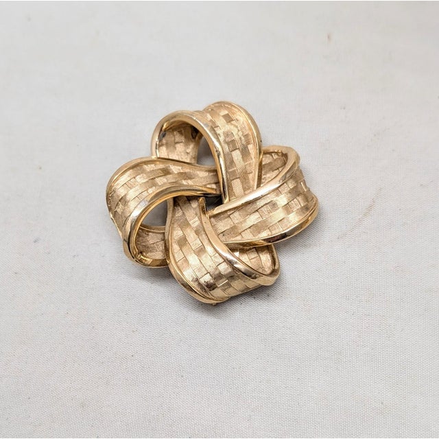 1960s Vintage 1962 Signed Crown Trifari Goldtone "Woven" Brooch For Sale - Image 5 of 8