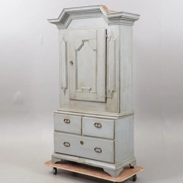 This "dream part" from old Sweden is a delicate blue cabinet made of two parts. The piece of furniture dates from the time...