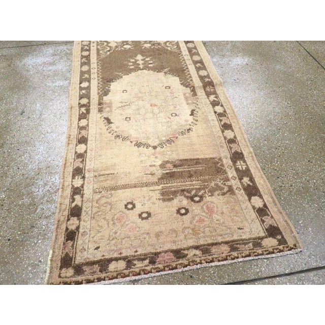 Galerie Shabab Collection Mid-20th Century Turkish Oushak Throw Rug For Sale In New York - Image 6 of 8