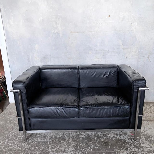 Contemporary Mid-Century Black Leather and Chrome Two Seater Sofa by Le Corbusier For Sale - Image 3 of 10