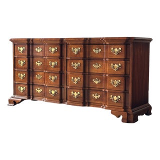 Vintage Georgian Serpentine Block-Front Mahogany 8-Drawer Dresser For Sale