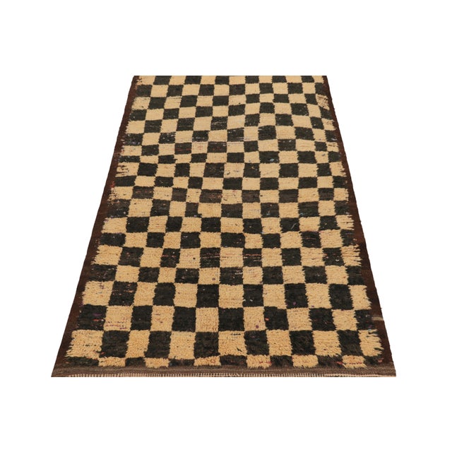 1950s Vintage Moroccan Runner Rug, Black & Beige Checkered Geometric - Rug & Kilim For Sale - Image 5 of 7