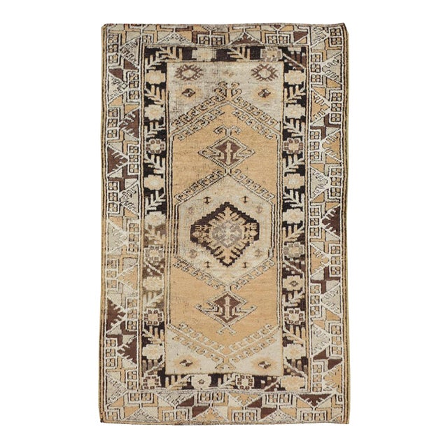 Galerie Shabab Collection Mid-20th Century Turkish Ghourdes Throw Rug For Sale