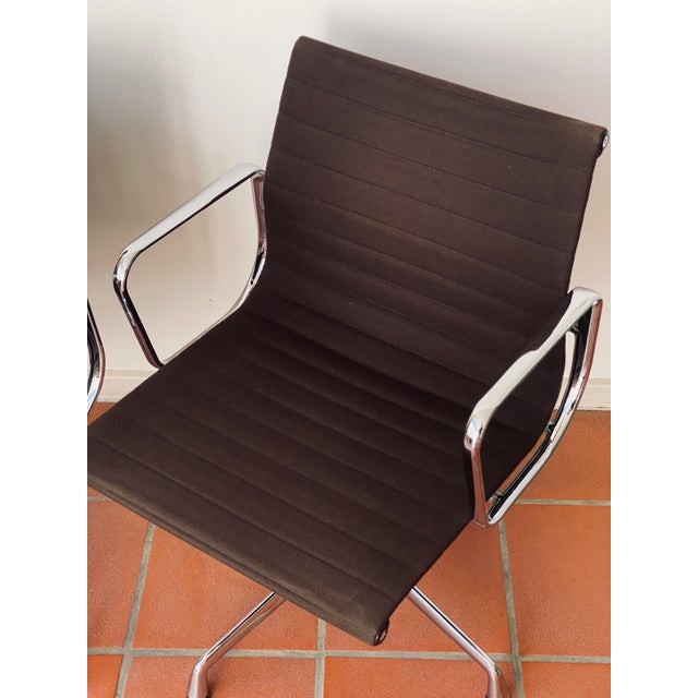EA108 Aluminium Swivel Chair by Charles and Ray Eames for Vitra, 1990s, Set of 2 For Sale - Image 13 of 18