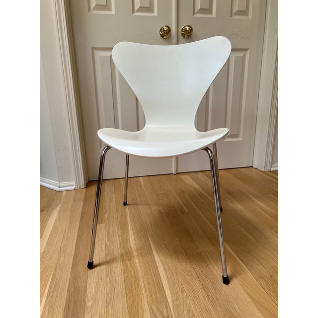 Set of 4 Series 7 chairs designed by Arne Jacobsen in 1955. White colored seat with chrome legs, manufactured in 1994 by...