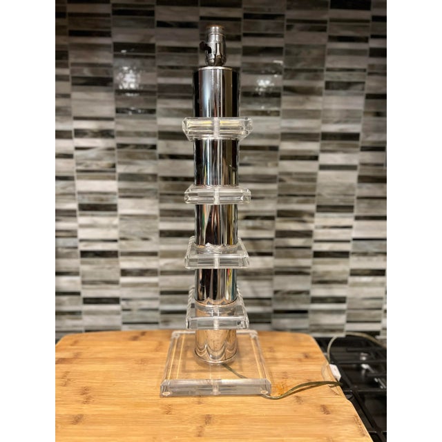 Plastic Vintage Mid Century Modern Lucite & Chrome Tiered Table Lamp For Sale - Image 7 of 8