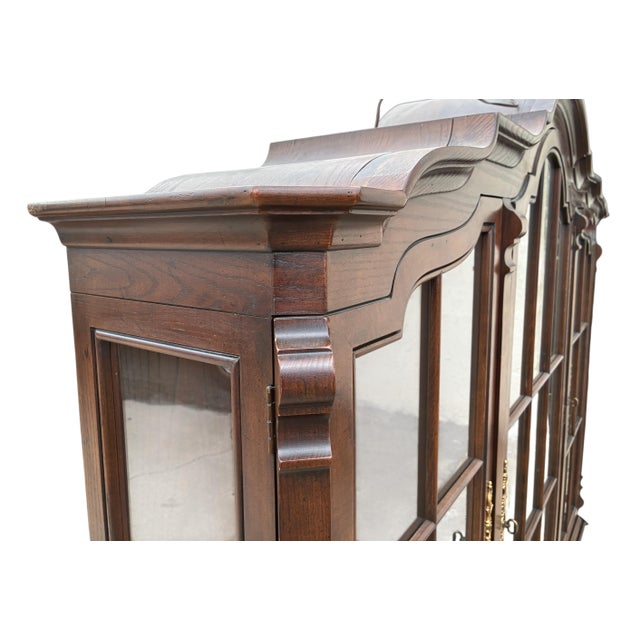 1980s Henredon Four Centuries Louis XV Breakfront China Cabinet Hutch Burlwood Bombe For Sale - Image 14 of 14